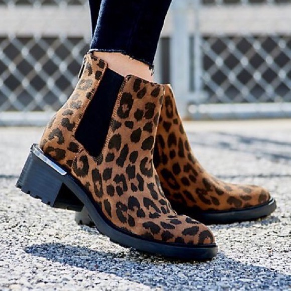 Vince Camuto Leopard Boots 9 Wide EUC - Picture 2 of 11